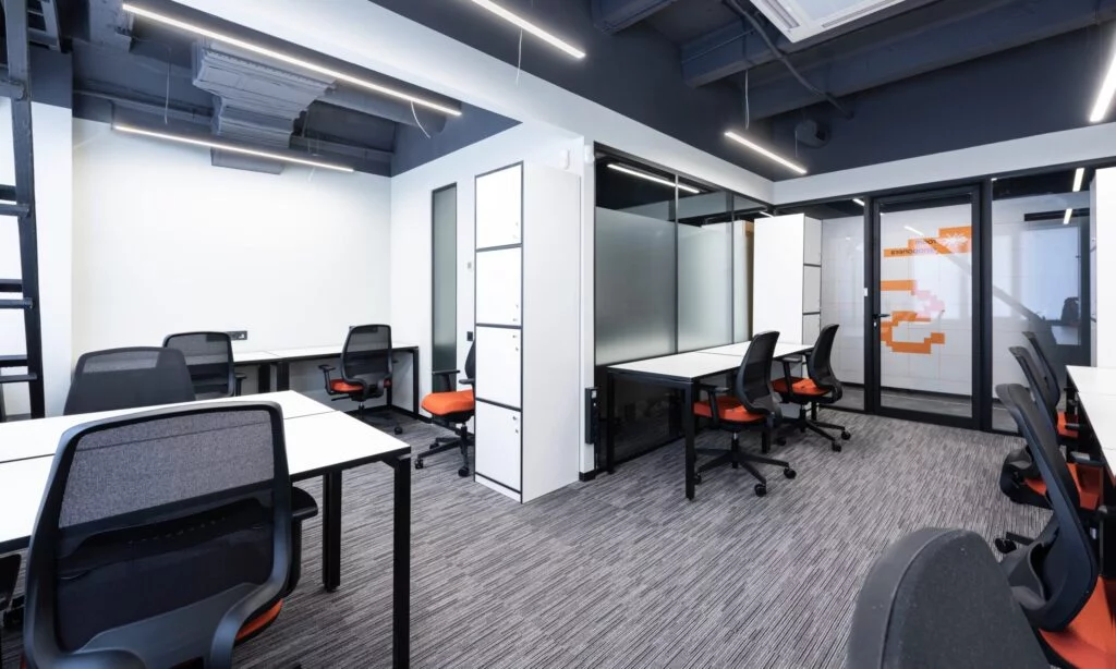 fernkarlascleaning comcerical room with table scaled e1707610326966