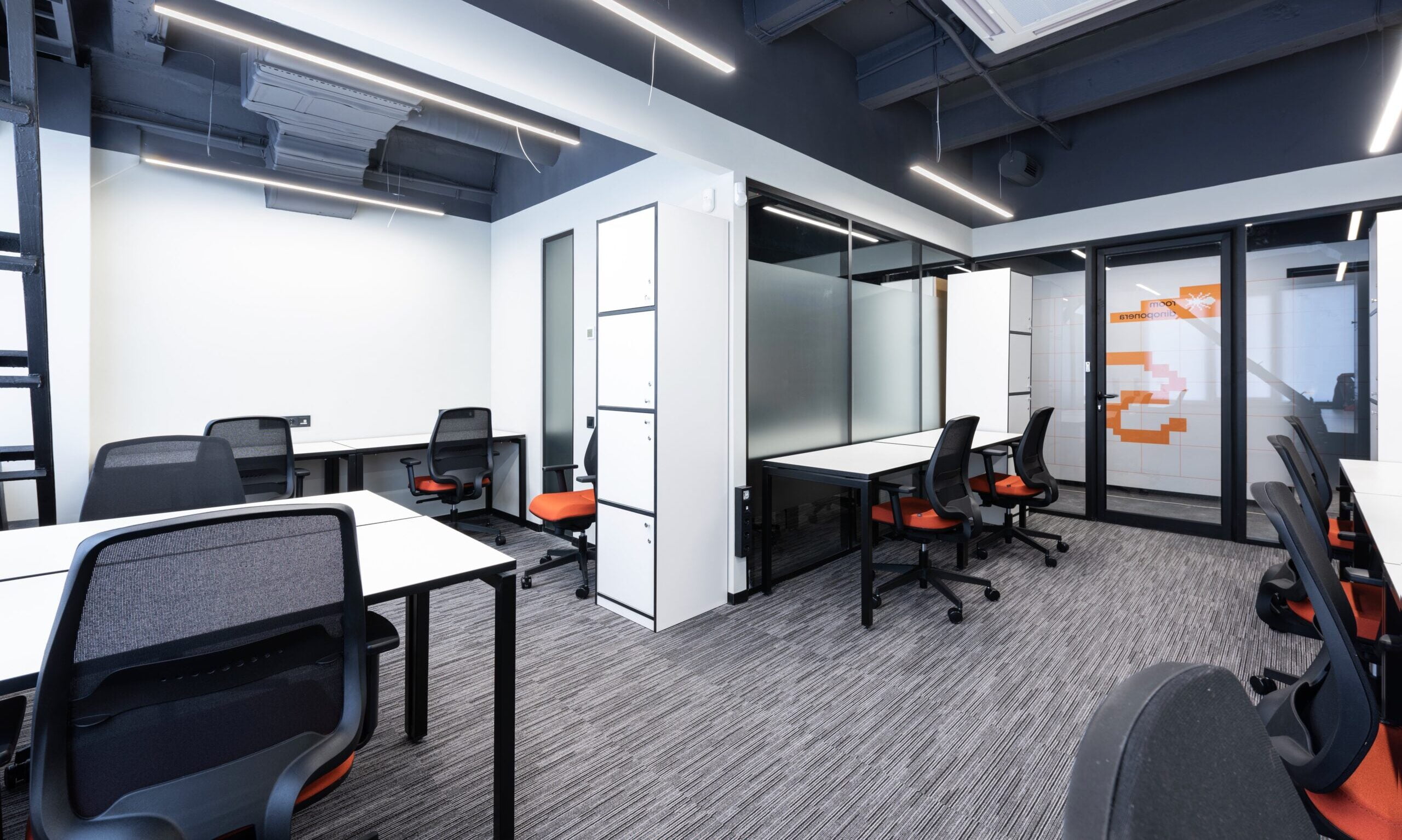 Commercial Cleaning Services 1 fernkarlascleaning comcerical room with table scaled e1707610326966